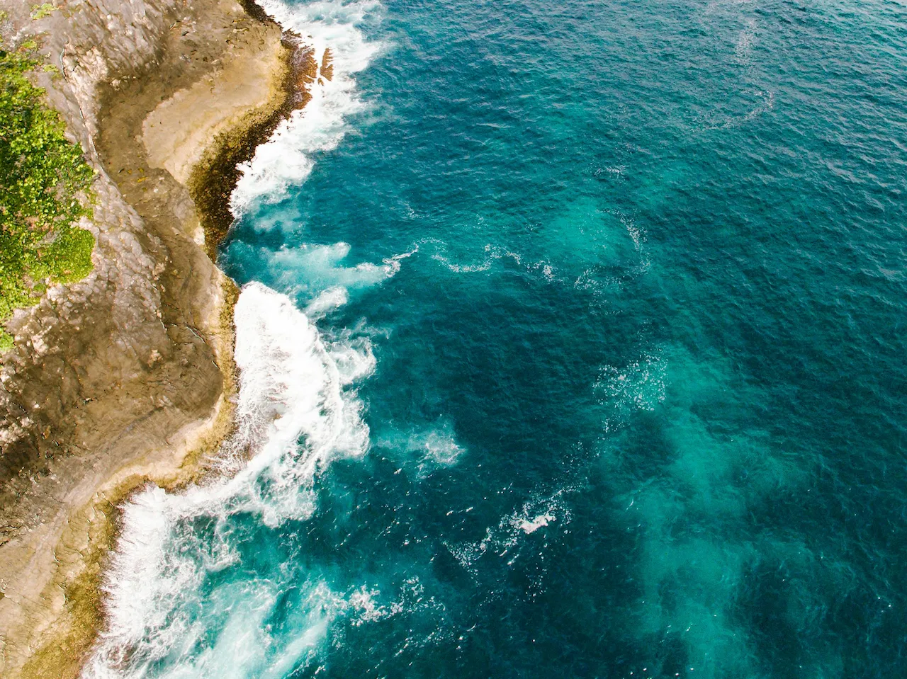 Electric Blue pool colour in water